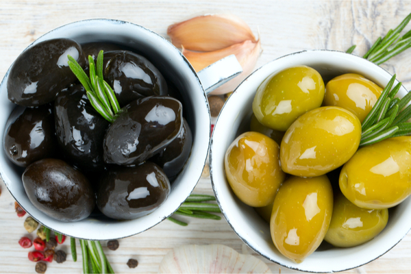 Le tipologie di olive: verdi o nere, ecco quelle perfette per ogni ricetta