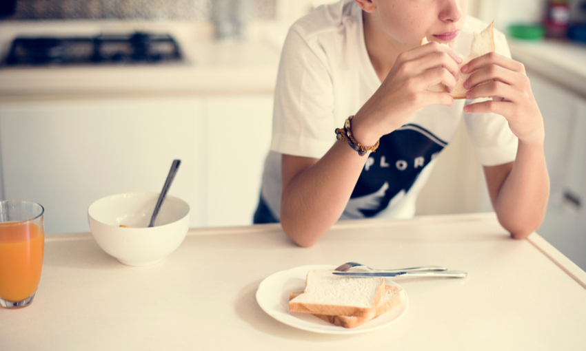 gli adolescenti mangiano da soli