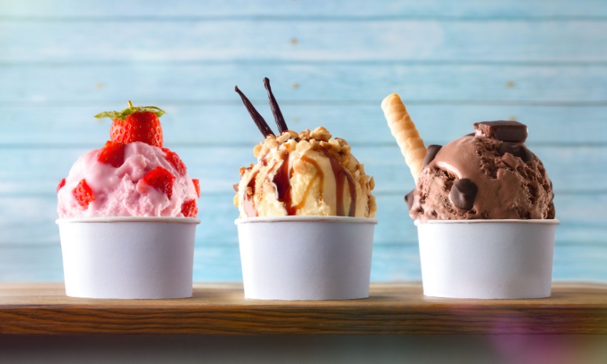 tre coppette gelato con tre gusti diversi