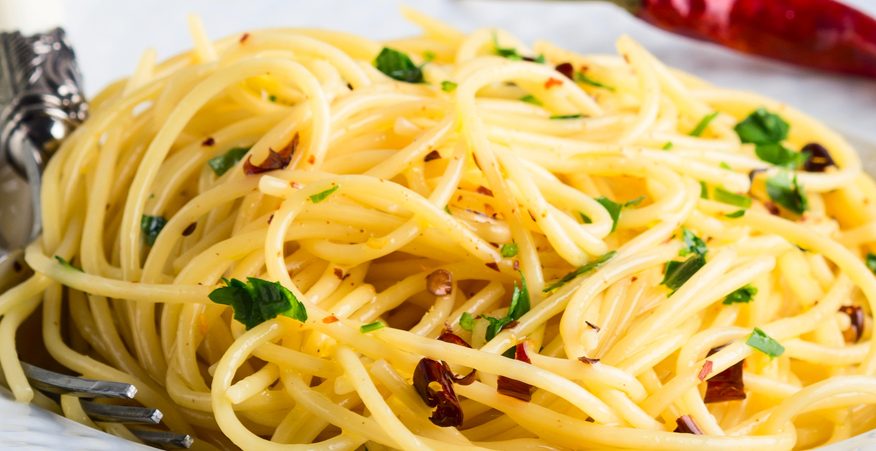 Spaghetti aglio, olio e peperoncino: la ricetta de Il Giornale del Cibo