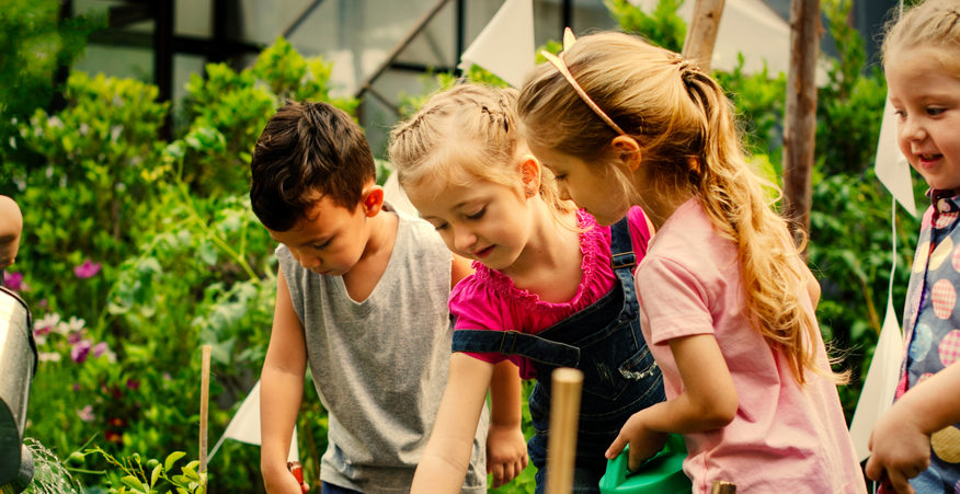 bambini che innaffiano il giardino