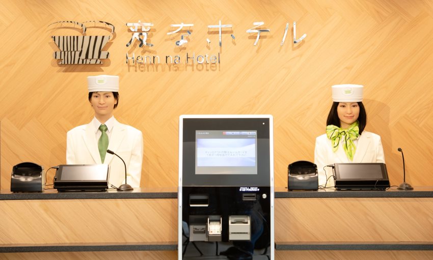 reception dell'hotel Henn-na in Giappone