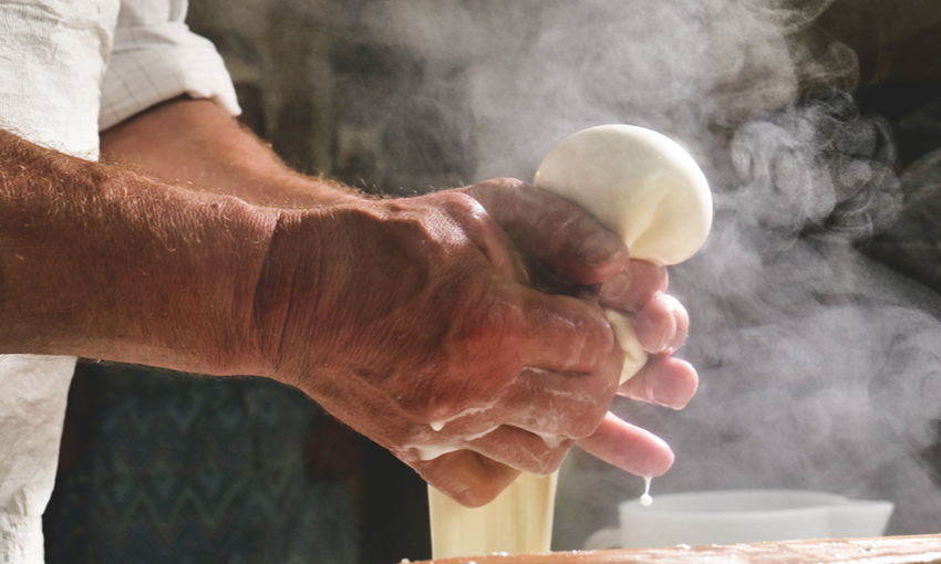 lavorazione artigianale mozzarella