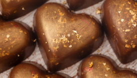 cioccolatini con decorazioni in oro alimentare