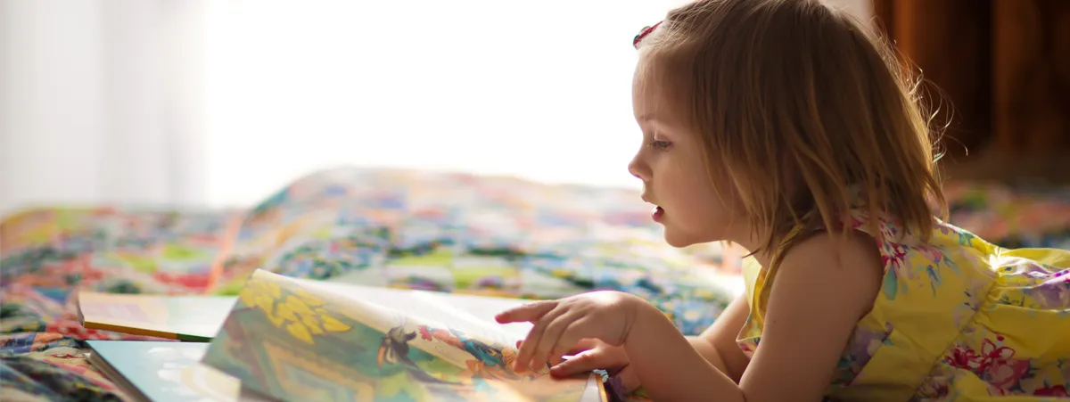 bambina che sfoglia un libro