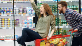 coppia che fa la spesa al supermercato