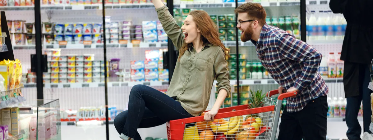 coppia che fa la spesa al supermercato