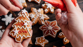 Biscotti a forma di albero di Natale preparati a mano