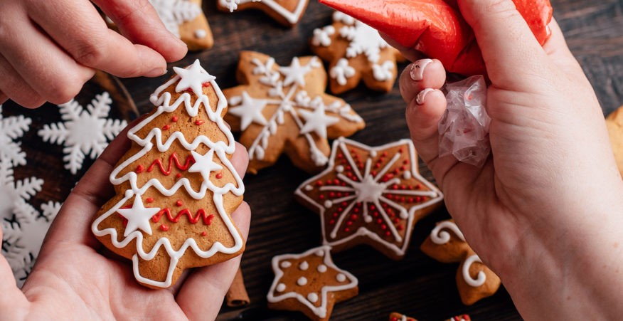 Biscotti a forma di albero di Natale preparati a mano