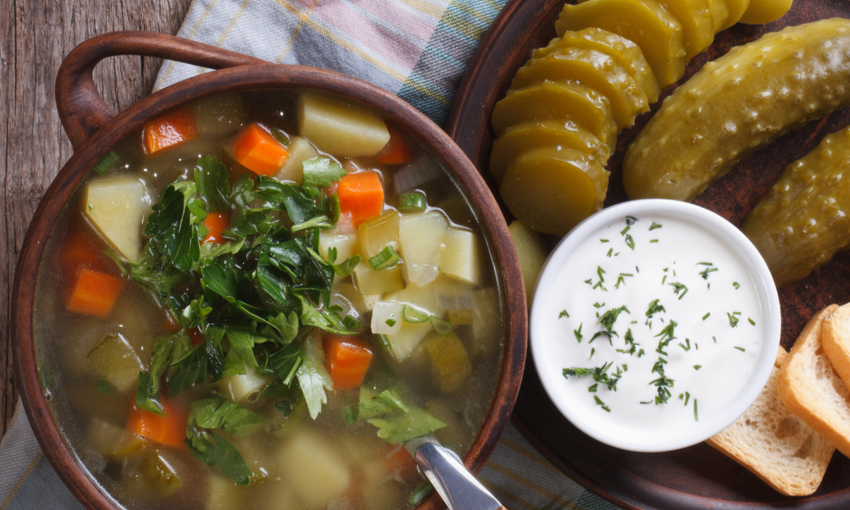 zuppa di patate e cetrioli sott'aceto