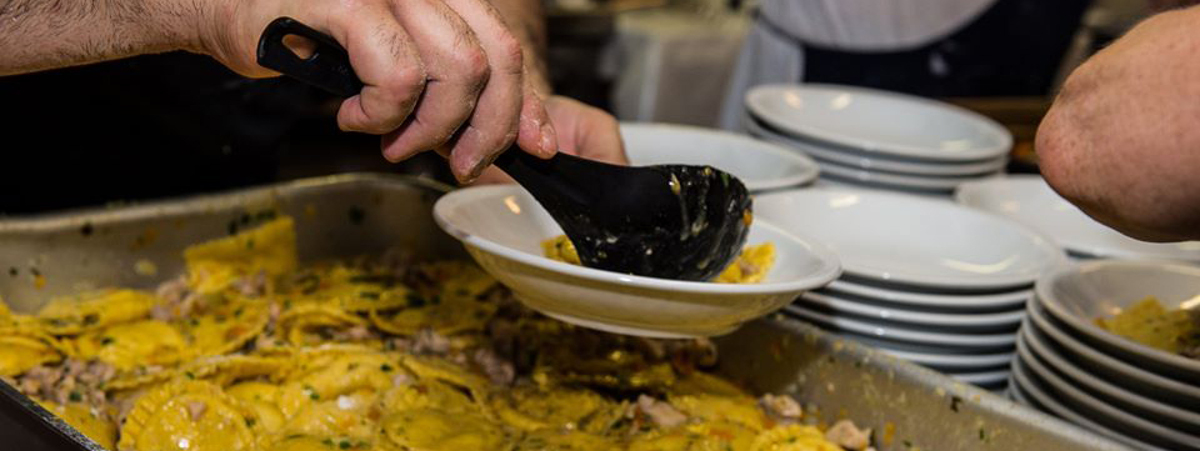 Cucine Popolari A Bologna Un Punto Di Riferimento Per La Citta