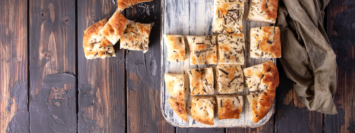 Stesura e condimento, focaccia in teglia. Morbidissima e gustosa