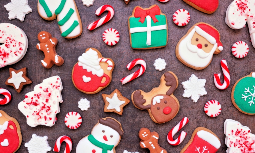 biscotti con decorazioni natalizie