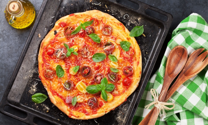 pizza appena sfornata da forno di casa