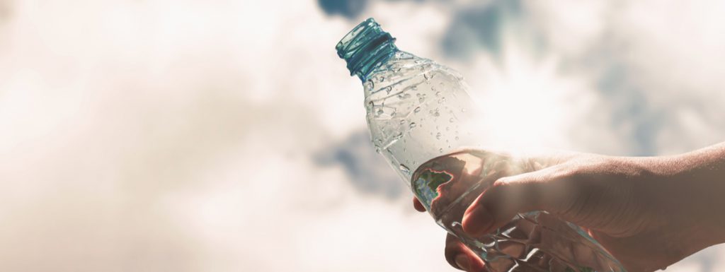 Acqua in bottiglie di plastica al sole