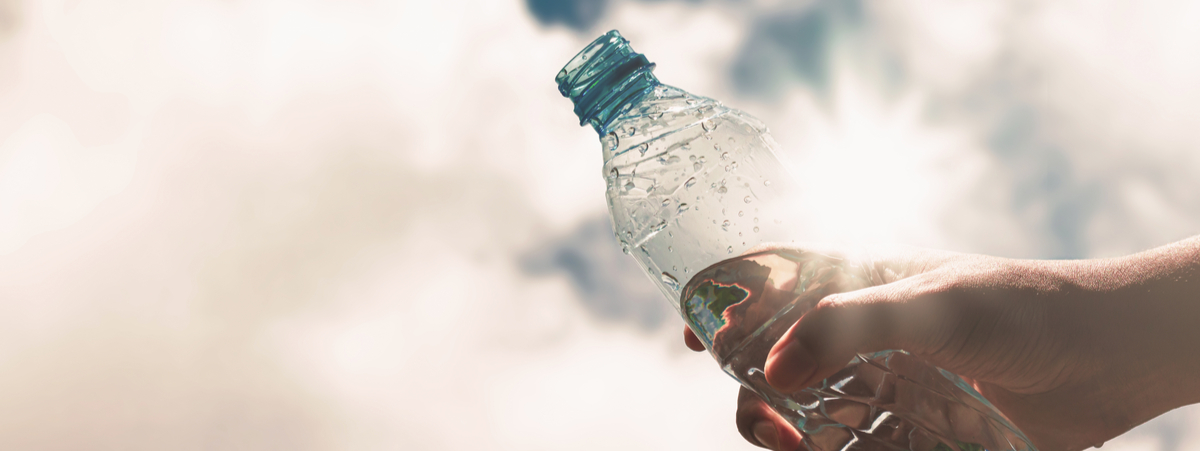 Acqua in bottiglie di plastica al sole