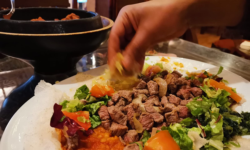 Mangiare con le mani cucina eritrea