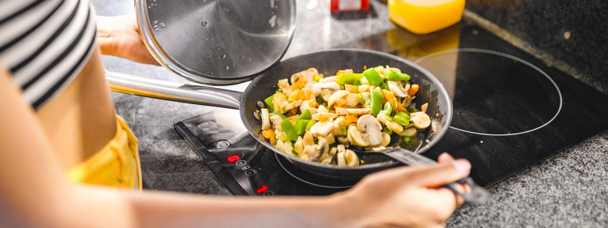 Cucinare a induzione: come funziona, vantaggi e svantaggi