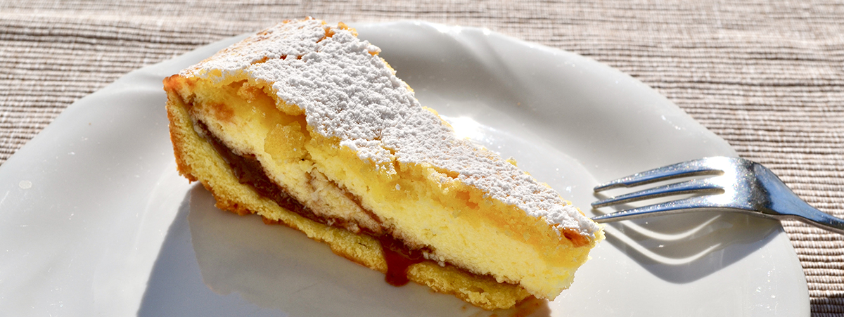 Crostata con ricotta e visciole: origini, curiosità e ricetta