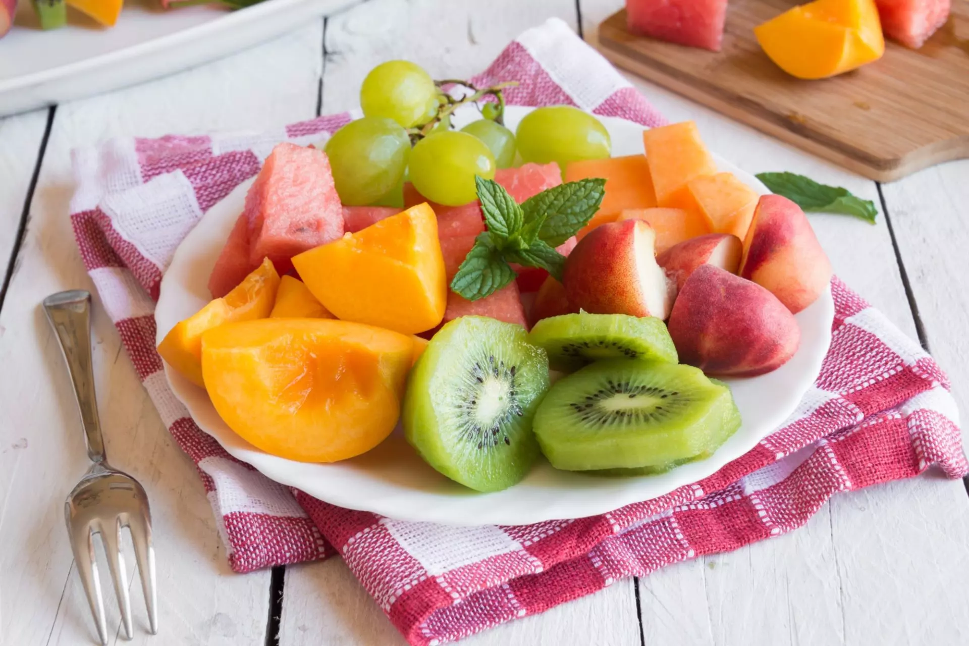 piatto con frutta fresca di agosto tagliata a pezzi