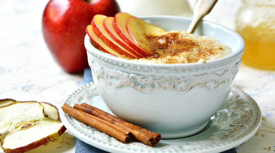 Porridge d'avena con mela e cannella