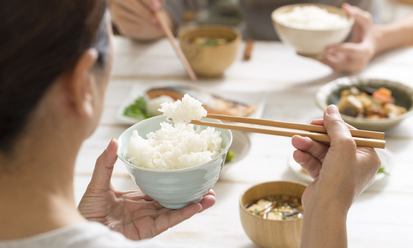 Bacchette giapponesi hi-tech per ridurre il sale negli alimenti