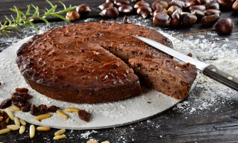Castagnaccio: la ricetta classica e una variante salata