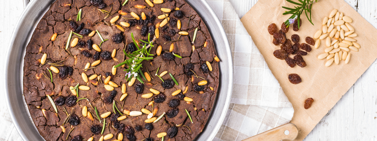 Castagnaccio: la ricetta classica e una variante salata