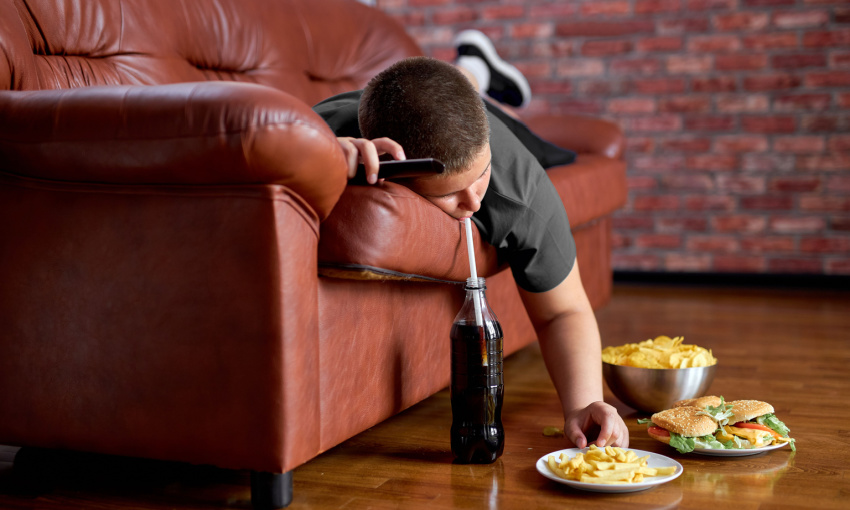 bambino mangia a rischio di obesità infantile