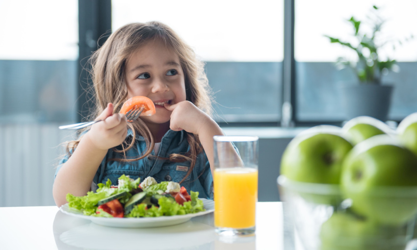 bambina mangia sano