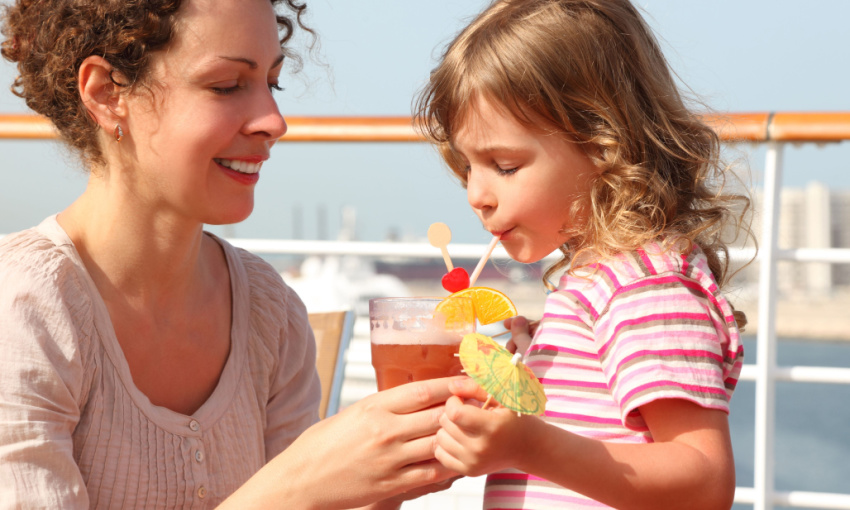 bambina fa merenda sana con la madre