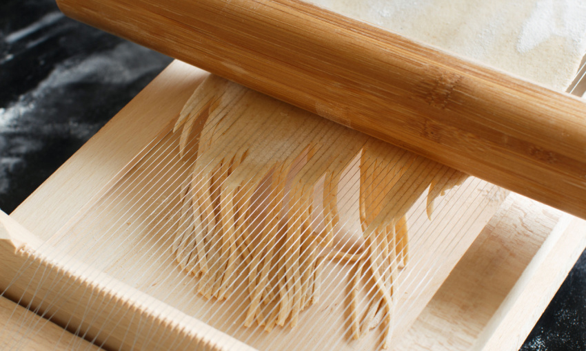 preparazione spaghetti alla chitarra abruzzesi