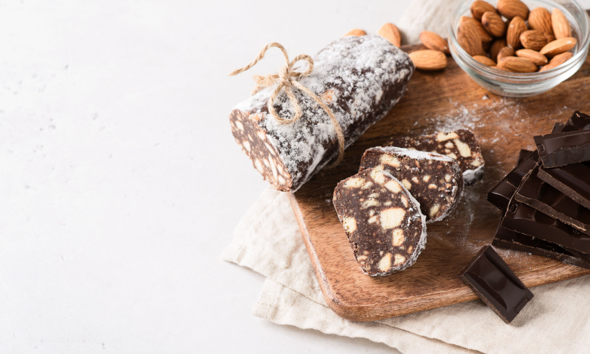 ricetta salame di cioccolato senza uova con le mandorle