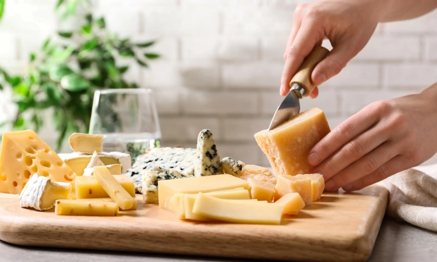 Tagliere di diversi tipi di formaggio