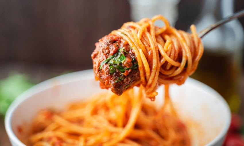 Forchettata di spaghetti al sugo con poletta