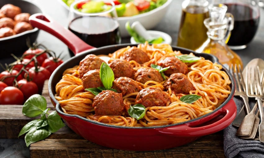 Spaghetti meatballs in tegame