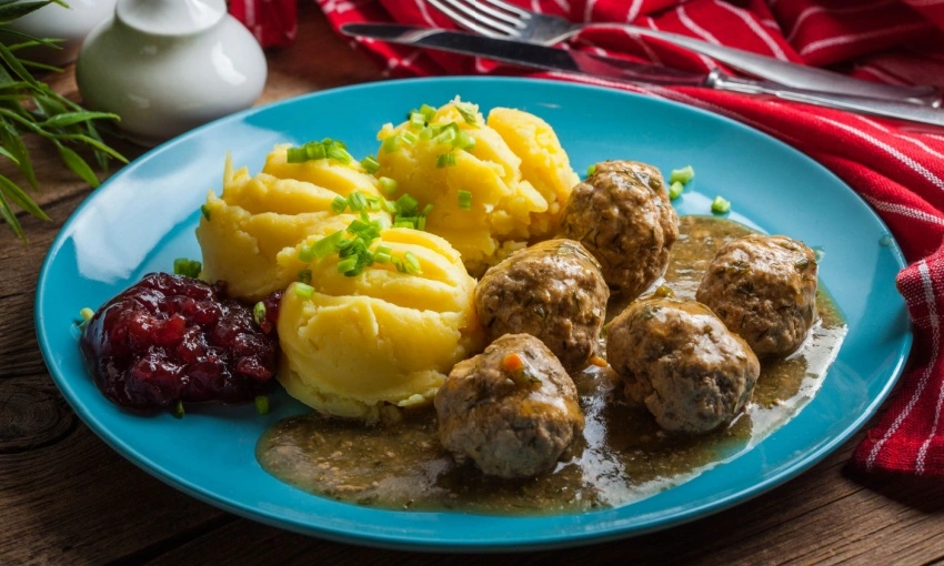 Köttbullar, polpette svedesi servite con patate e salsa di mirtilli
