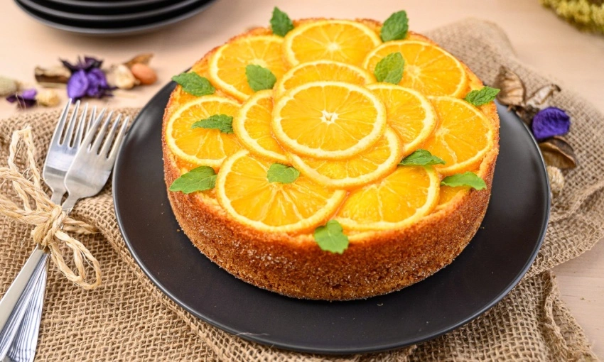 Torta all'arancia decorata con fettine di arancia 