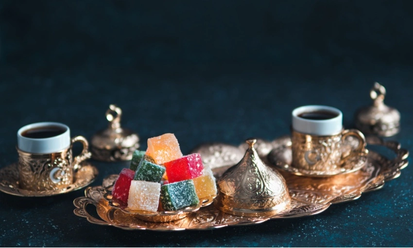 Caffè servito con i lokum, dolci tipici turchi