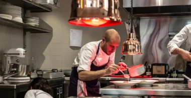 Chef Passerini nella cucina del suo ristorante di Parigi