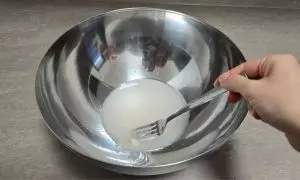 ciotola con acqua e lievito