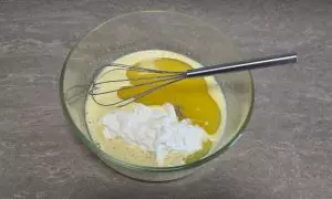 yogurt greco e zucchero aggiunti alla ciotola