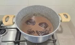 Guancia di manzo in padella con la glassa
