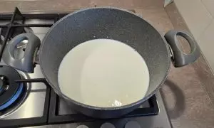 latte aggiunto al composto di burro fuso e farina
