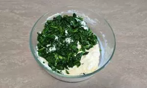 Composto di uovo, formaggio e ricotta con gli spinaci sminuzzati