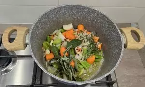 verdure ed erbe aromatiche in pentola