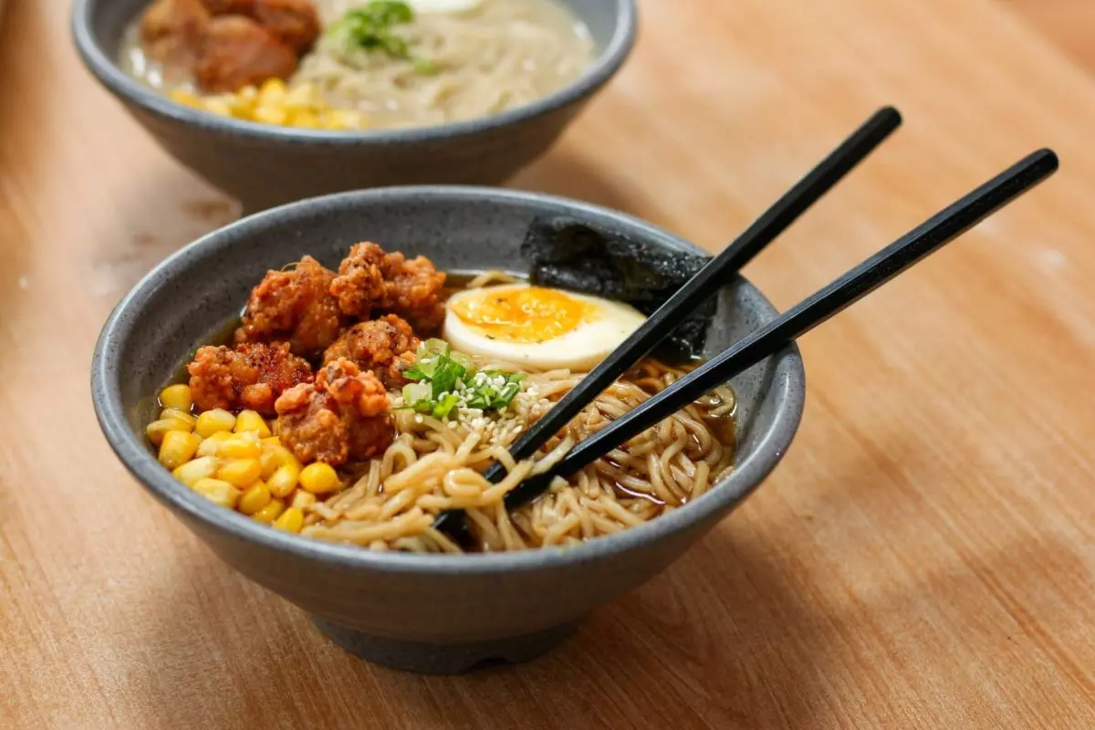 Scodella di ramen condita con salsa shoyu