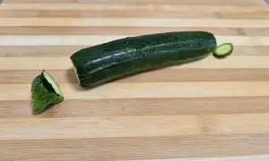 zucchina tagliata all'estremità