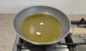 padella con olio e aglio