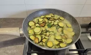 zucchine in padella con menta spezzettata